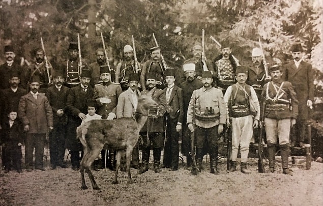 Dağda bulunduğu sırada karşılaşarak evcilleştirip sürekli birlikte gezdiği geyik, bir hürriyet sembolü olur. Ve "Gazal-i Hürriyet" yani Hürriyet Geyiği olarak tanınır.
