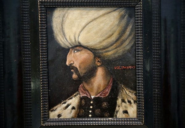 1. Bugün İngiltere'de müzayede evi Sotheby's'de yapılan açık artırmada Kanuni Sultan Süleyman portresi 350 bin sterline satıldı.