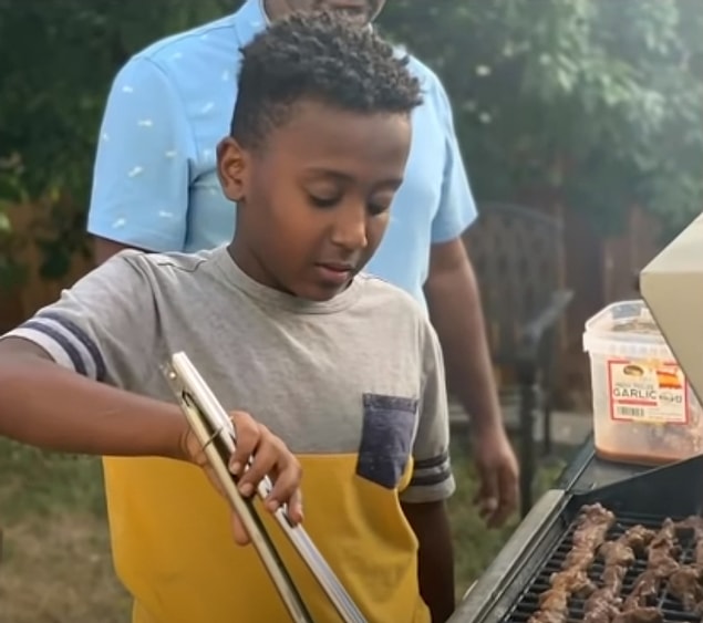 Joshua'nın ebeveynleri, onun yemek pişirme, gitar çalma ve oyunculuk gibi yeni tutkuları öğrenmesine ve bunları geliştirmesine yardımcı olan sosyal medyayı sıklıkla kullandığını söyledi.