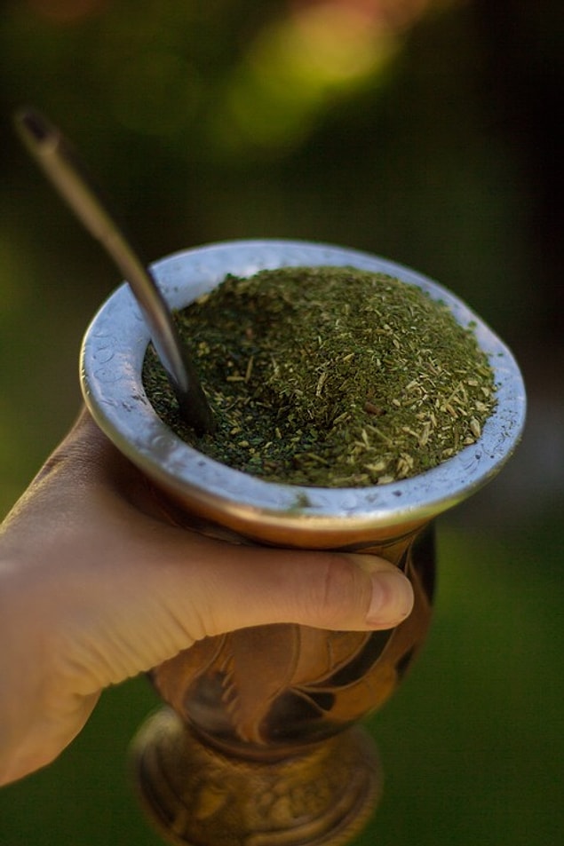 5. Yerba mate, Arjantin, Uruguay, Brezilya, Suriye gibi ülkelerde içilen bir içecektir. Bu içecek metal bir pipetle içilir ve grup içinde döndürülür. Yani herkes aynı pipetten içmek zorundadır.