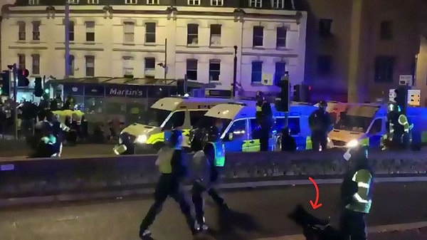 На прошлой неделе было как минимум две отдельные акции протеста, которые прошли 21 и 23 марта. Судя по всему, во время первой протестующие прибегли к насилию, якобы воздерживаясь от него во второй. Прошлой ночью также прошла новая демонстрация. Похоже, что журналист подвергся нападению со стороны сотрудников полиции во время демонстрации 21 марта.