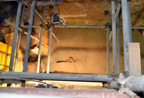 Колесница была найдена в двухуровневом портике, соединенном с конюшнями на старинной вилле в Чивита-Джулиана