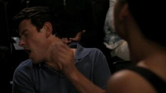 9. Santana karakterinin Finn'in onu dışlayan kişi olduğunu düşündüğü bir Glee sahnesinde yönetmen gizlice Naya Rivera'ya Cory Monteith'e gerçek bir tokat atması için talimat vermişti.