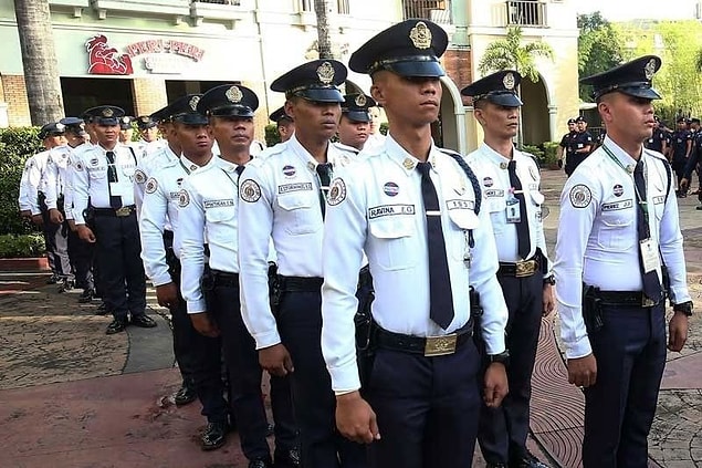 2. "Filipinler: Alışveriş merkezlerinden hastanelere kadar çoğu binanın girişinde çantanızı inceleyecek güvenlik görevlileri var."
