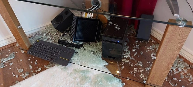 "Sabah kahvaltı yaparken odadan bir ses geldi. TV ünitesi bu hayata daha fazla katlanamamış."