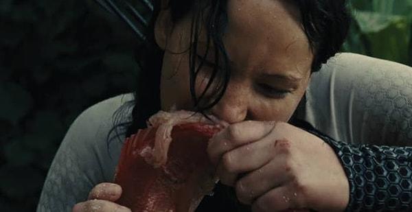 2. Açlık Oyunları: Ateşi Yakalamak filminde, Jennifer Lawrence çiğ balık yemek zorunda kaldı.