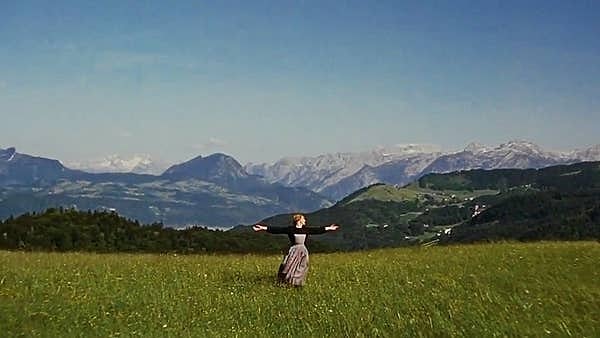 15. Neşeli Günler filmindeki bu açılış sahnesi için Julie Andrews'un üstünde rüzgar yaratması için helikopter geziyordu ve bu sahne 7 kez tekrarlandı.