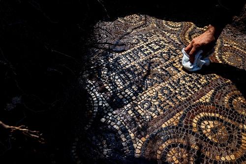 İzmir'de Kaçak Kazı Sırasında Manastır ve 1500 Yıllık Mozaik Bulundu