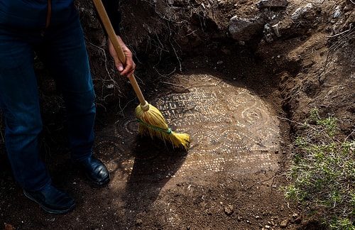 İzmir'de Kaçak Kazı Sırasında Manastır ve 1500 Yıllık Mozaik Bulundu