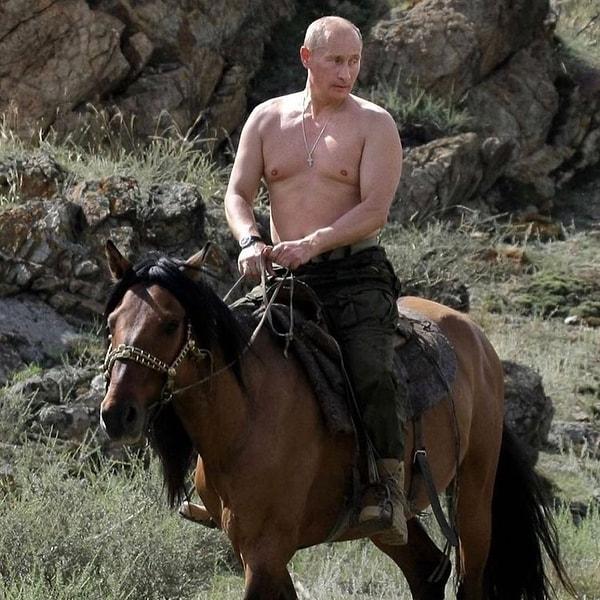 7. Rusya'da yapılan bir ankette Vladimir Putin, açık arayla ülkenin en seksi erkeği seçildi.