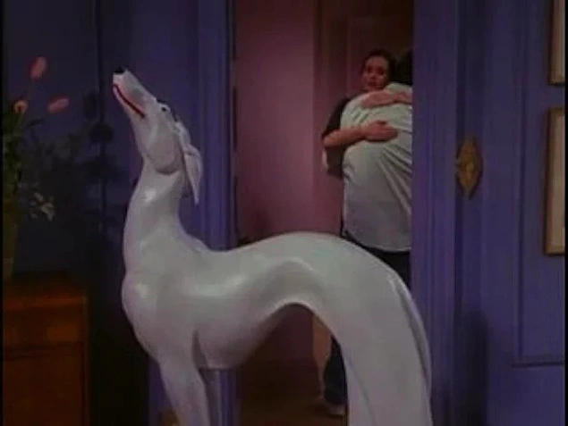Dizide yer alan Joey’nin beyaz köpek heykeli Jennifer Aniston’a aitti.