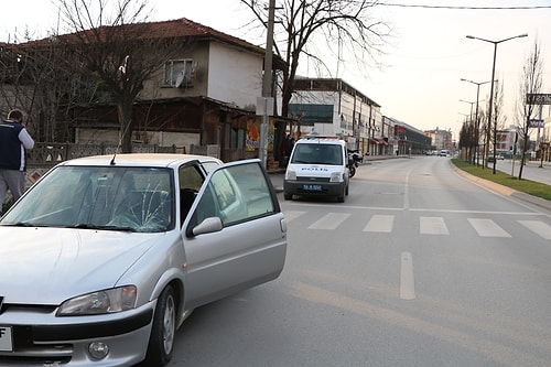 Otomobilin Önüne Atlayan Kişi, 'Ben Daha Ölmedim mi?' Diyerek Başka Bir Otomobilin Önüne Atladı