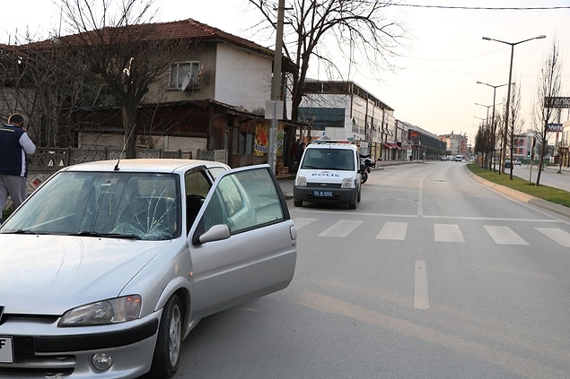 Çarpmanın ardından S.K., ayağa kalkarak, "Ben daha ölmedim mi?" dedi ve 41 BF 106 plakalı otomobilin önüne atladı.