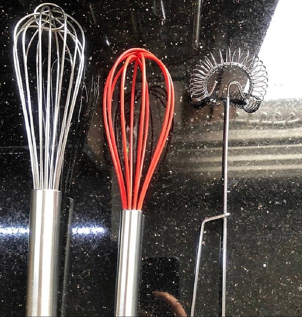 Bilmeyenleri de aydınlatalım: Efendim baştaki çırpıcı sıcak tencere yemekleri yaparken, ortadaki plastik tel kek tarzı işlerde, sağdaki de kahve köpürtmek, yumurta çırpmak ya da ayran karıştırmak için kullanılır.