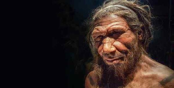 Neandertaller ise yiyeceklerini paylaşmayı asla kabul etmedikleri için aralarında savaş başladı.