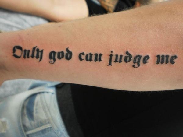 1. Cümle aleme muhatabım değilsiniz mesajını veren "Only god can judge me" dövmesi
