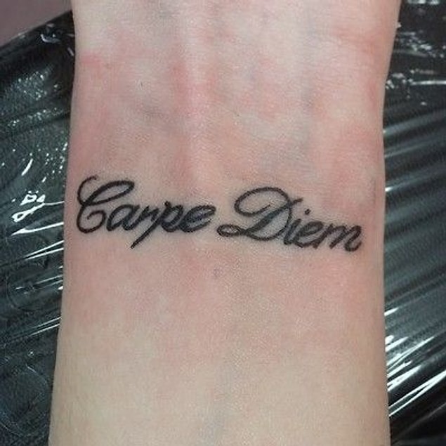 3. Anaya babaya hesap vermiyormuşçasına yaptırılan "Carpe Diem" dövmesi