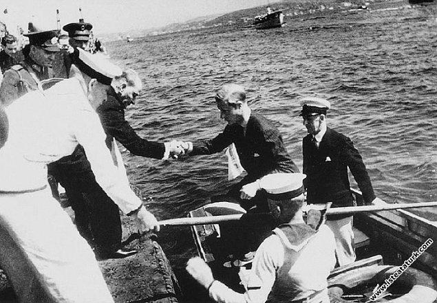 2. İngiltere kralı Edward İstanbul'a Atatürk'ü ziyarete geldiğinde yatından bir motora binerek Dolmabahçe Sarayı'na yanaşmıştı.