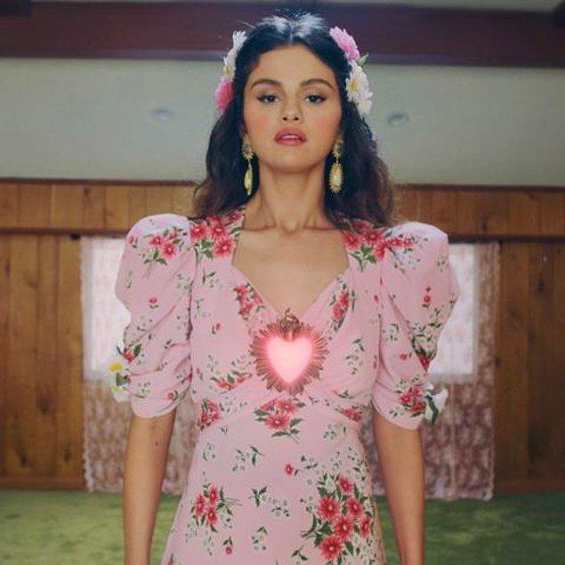 7. Selena Gomez'in klibinde giydiği çiçekli elbiseyi giyen Kendal Jenner, elbisenin kendisine daha çok yakıştığını iddia etti.