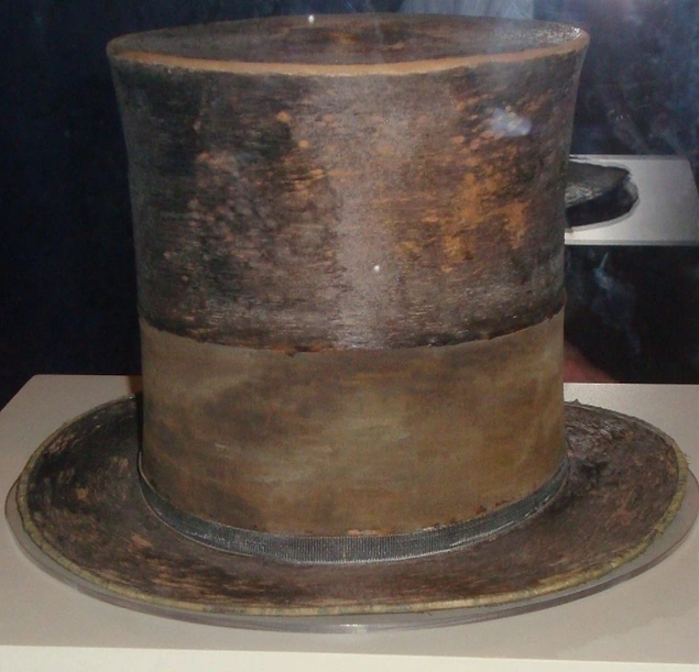 Bu şapka 14 Nisan 1865'de Ford Tiyatrosu'nda Abraham Lincoln'ün vurulduğu gece takılmış olduğu şapkasıdır.