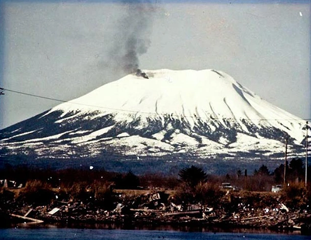 1 Nisan Şaka Günü tarihinin en efsanevi şakalarından biri, Alaska'nın Sitka şehrindeki yanardağın patlamak üzere olduğunu tüm halka inandıran Oliver Bickar tarafından yapıldı.