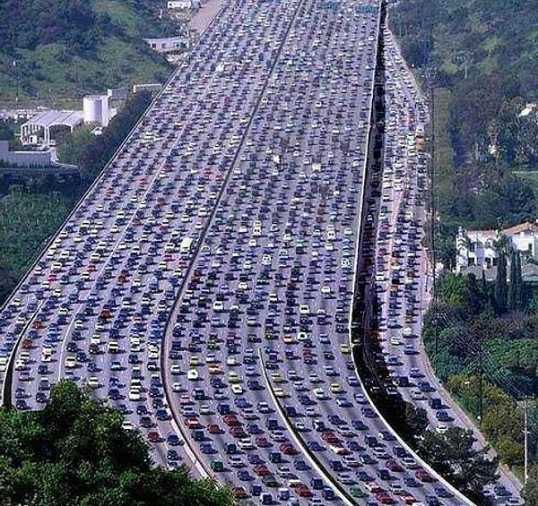15. Pekin-Tibet arasındaki otobanda gerçekleşen bu trafik sıkışıklığı 120 kilometre uzunluğundaydı ve açılması 11 gün sürdü.