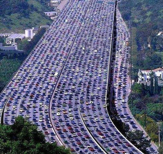 15. Pekin-Tibet arasındaki otobanda gerçekleşen bu trafik sıkışıklığı 120 kilometre uzunluğundaydı ve açılması 11 gün sürdü.