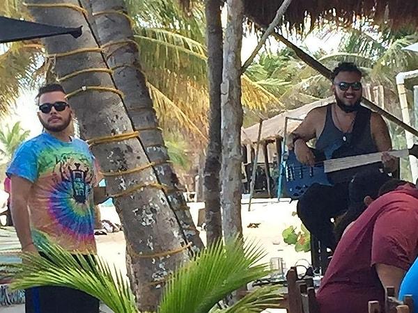9. "Kardeşim (solda) kendisinin bass gitaristi olan görsel ikizini Meksika'daki bir sahilde buldu."
