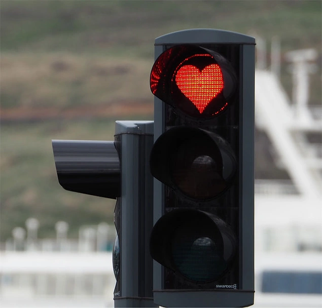 İzlanda'nın Akureyri kentinde trafik ışıklarında kırmızı çemberler yerine kırmızı kalpler vardır.