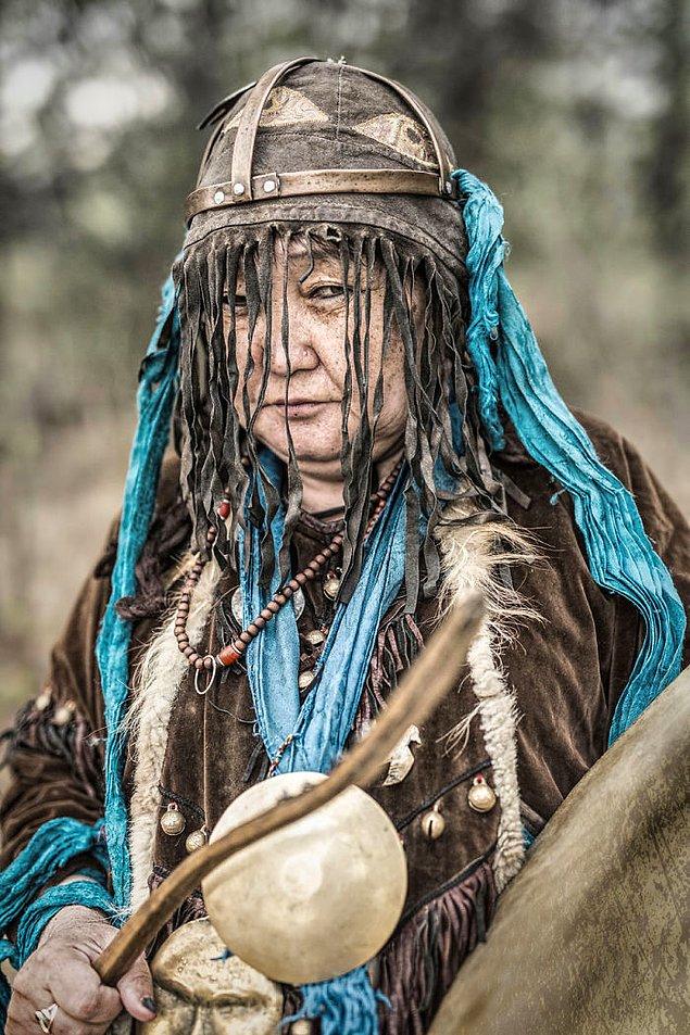 Bir de kadın şaman ayinine bakalım: Tacik ve Özbek şamanları, diğerlerine göre çoğunlukla kadınlardan oluşur. Bu kadınlar genellikle koruyucu ruhları izin vermediği için evlenemez.