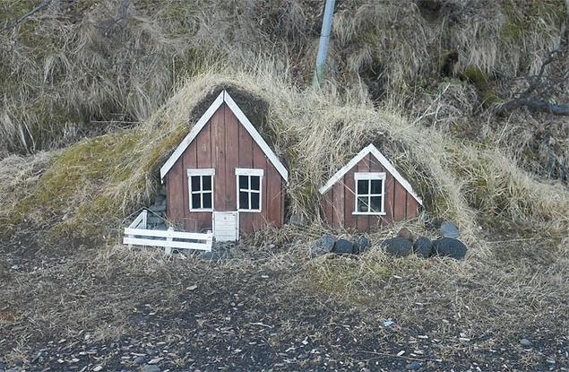 İzlandalıların bir kısmı Elflerin var olduğuna ve Reykjavik'te bir Elf Okulu olduğuna inanıyor.
