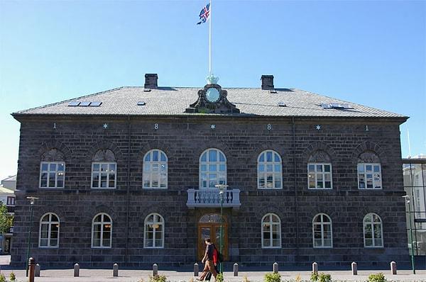 23. İzlanda Parlamentosu, dünyanın en uzun süreli parlamentosudur.