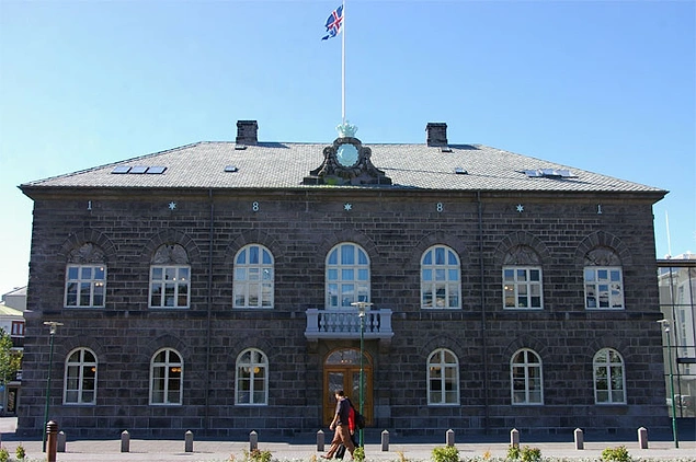 İzlanda Parlamentosu, dünyanın en uzun süreli parlamentosudur.
