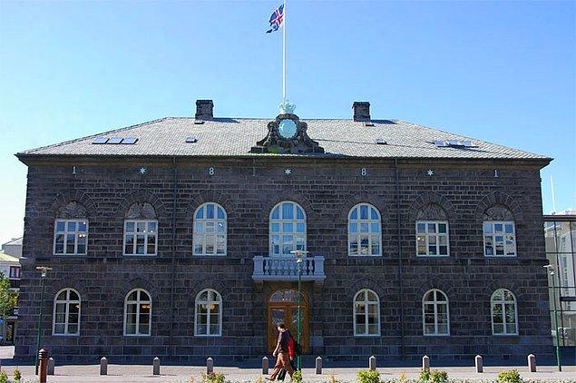 23. İzlanda Parlamentosu, dünyanın en uzun süreli parlamentosudur.