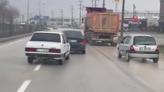Trafik yoğunluğunun az olması muhtemel bir facianın önüne geçerken, olayı gören vatandaşların ise aklına "Çekilen şoförsüz araç nasıl duracak?" sorusu geldi.