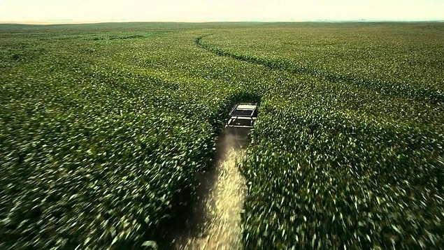 "Interstellar" (2014) filmində, yönetmen Christopher Nolan CGI teknolojisi kullanmak istemediği için 500 dönümlük mısır ekilmiştir. Filmden sonra ise bu mısırların hasadı yapılıp bütçede gelir elde edilmiştir.