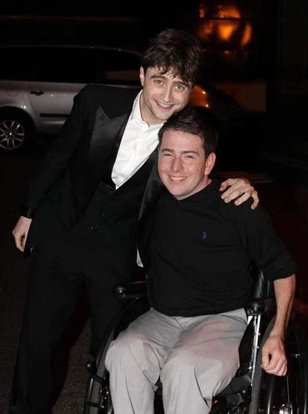 'Harry Potter' filmlerinde Daniel Radcliffe'in dublörü olan David Holmes, bir sahnenin çekimi sırasında kaza sonucu felç geçirmiştir.