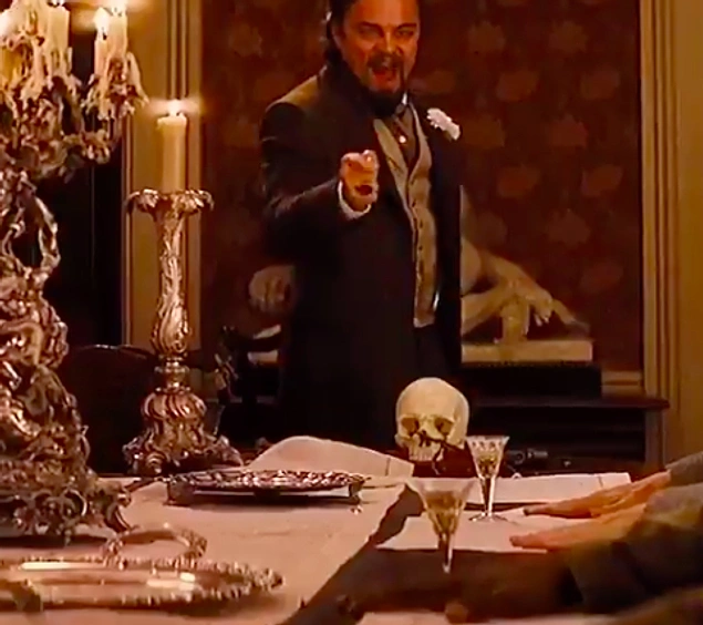 "Django Unchained" (2012) filminde, DiCaprio masaya vurduğunda elini kesti ama sahneye devam etti ve kanı bir doğaçlama aracı olarak kullandı. Sonuç olarak bu harika performans ortaya çıktı.
