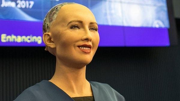 Robot Sophia'yı bilen bilir, bilmeyenler için de kısaca bir bilgi verelim: Kendisi 2017 yılında yapay zekalı ve insana en çok benzeyen robot olarak geliştirildi. İnsana benzediği yetmiyormuş gibi bir de epey güzel kendisi ama konumuz bu değil.