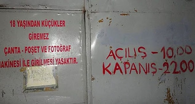 Bu 124 tane evin de kapısında genelev ve hane numarası yazan tabelalar bulunurmuş. Her evde de 1 ya da 2 oda, bekleme salonu, tuvalet ve mutfak varmış.
