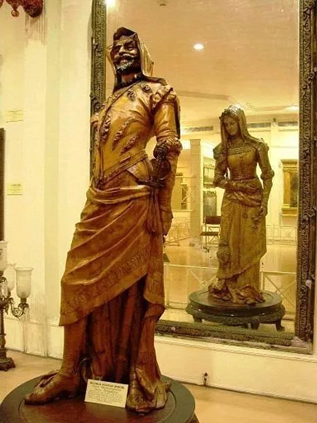 Hindistan'daki Salar Jung Müzesi'nde Mephistopheles ve Margaretta'nın çifte heykeli.😳