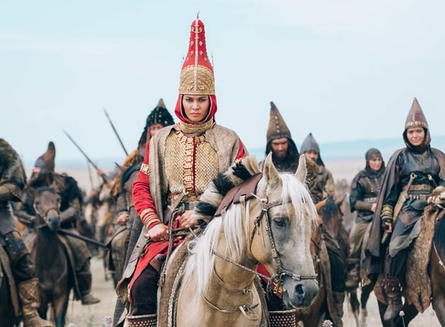 Önce Alper Tunga daha sonra da Tomris Hatun'un eşi ölünce en nihayetinde hükümdarlık bu kadına kaldı.