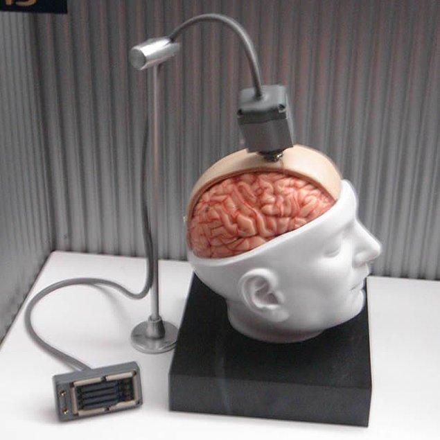 Bu bizler için ütopik bir düşünce olsa da tarihte ilk kez insan beyni, kablo bağlantısına ihtiyaç duymadan bilgisayarı kontrol etti. Tıp ile mühendisliği birleştiren BrainGate teknolojisiyle felçli iki katılımcı kablo olmadan bilgisayara komut aktardı.