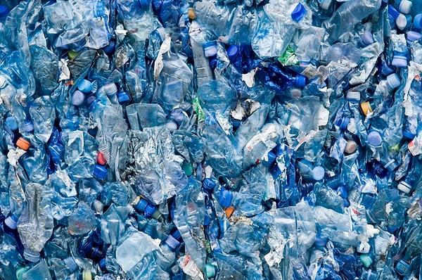 7. Kullanışlı, hafif ve ucuz olabilir ama plastik bugün dünyanın başındaki en büyük dertlerden biri. Giderek daha fazla plastik tüketiyoruz ve her geçen yıl daha da fazla plastik üretiyoruz. Plastikler uzun bir süre yok olmamak üzere, yeryüzünde biriktikçe birikiyor.