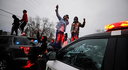 Minnesota'da Polis Yine Bir Siyahi Genci Öldürdü, Halk Sokağa Döküldü!