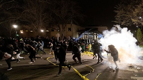 Minnesota'da Polis Yine Bir Siyahi Genci Öldürdü, Halk Sokağa Döküldü!