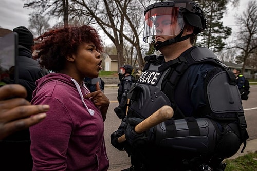 Minnesota'da Polis Yine Bir Siyahi Genci Öldürdü, Halk Sokağa Döküldü!