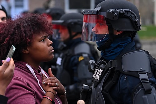 Minnesota'da Polis Yine Bir Siyahi Genci Öldürdü, Halk Sokağa Döküldü!