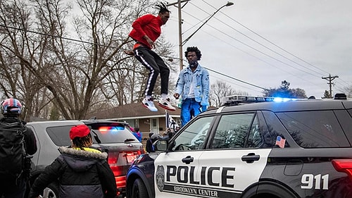 Minnesota'da Polis Yine Bir Siyahi Genci Öldürdü, Halk Sokağa Döküldü!