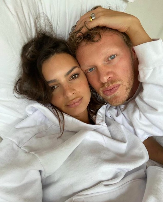 2018 yılında Sebastian Bear-McClard ile evlenen Emrata geçtiğimiz sene hamile olduğunu duyurmuştu.